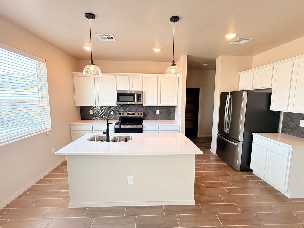 2086 Meteor Dr - Photo 5 of 20