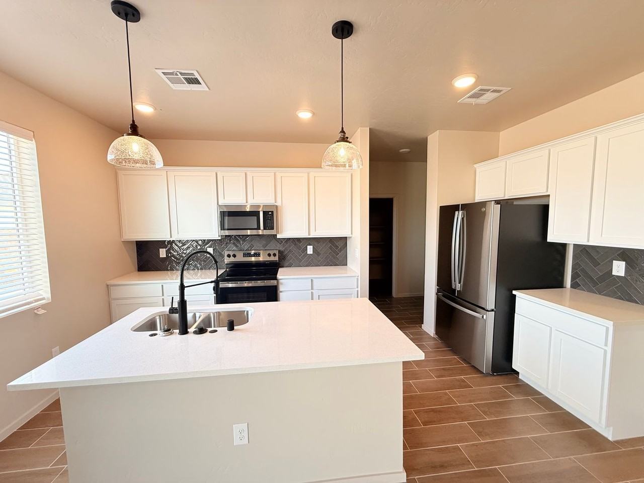 2086 Meteor Dr - Photo 6 of 20