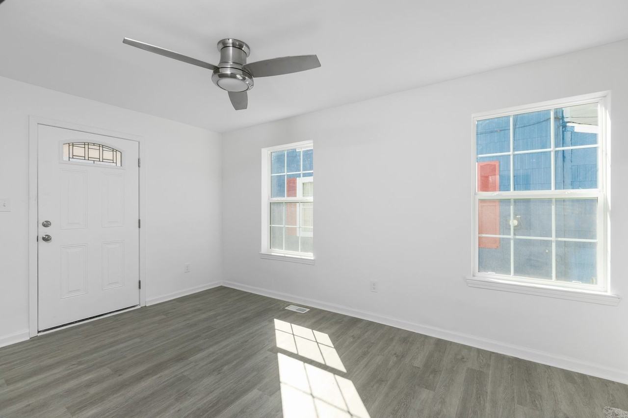 67 Hobson St - Photo 3 of 24