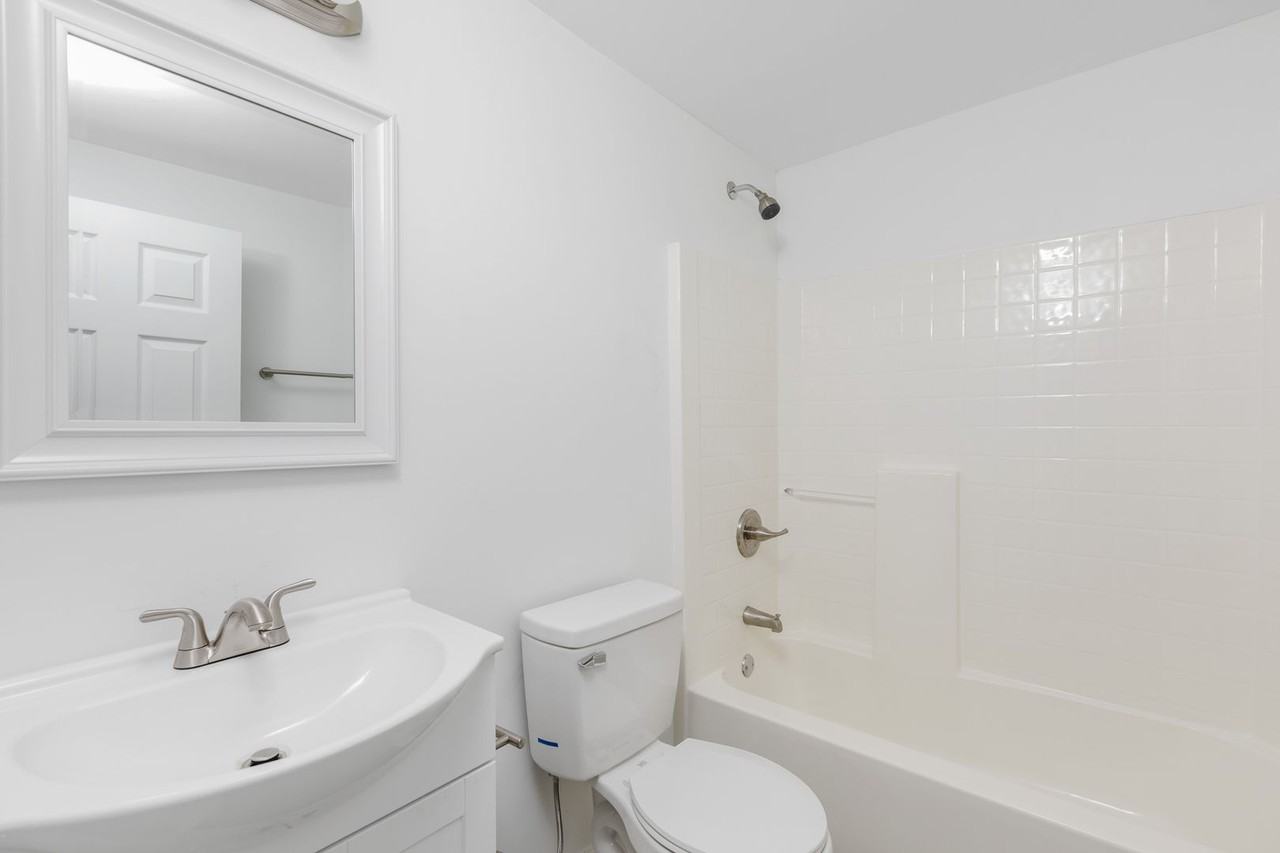 67 Hobson St - Photo 4 of 24