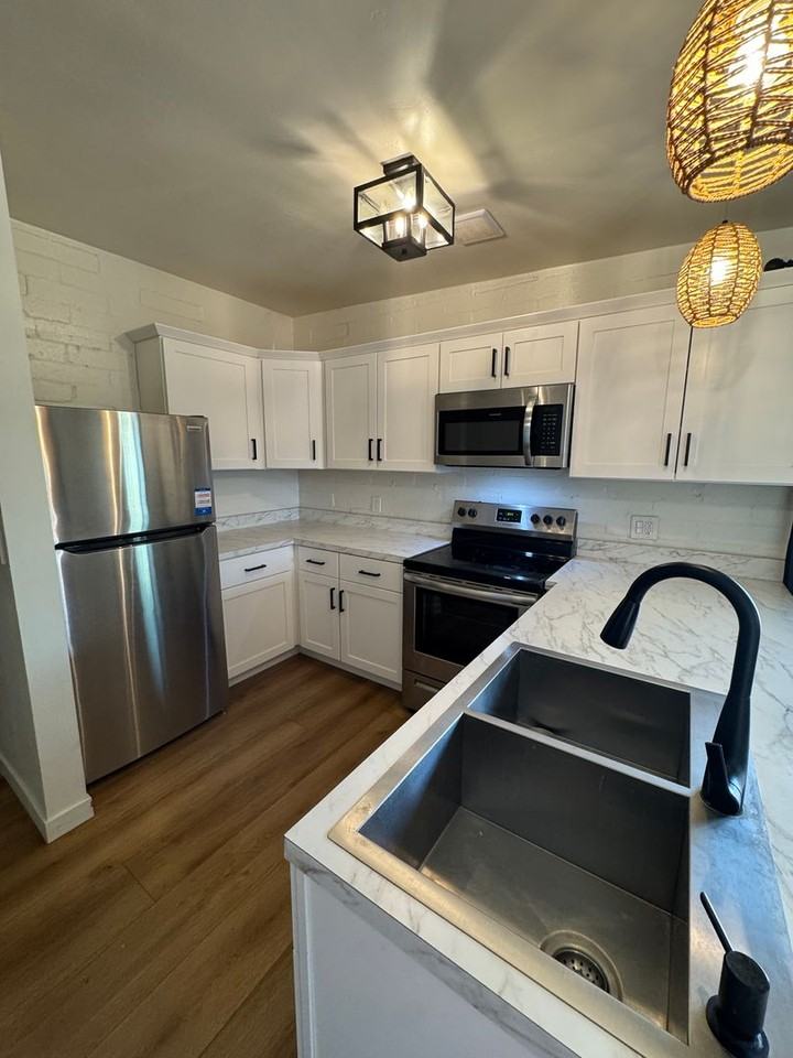 205 W 25th St - Photo 4 of 16