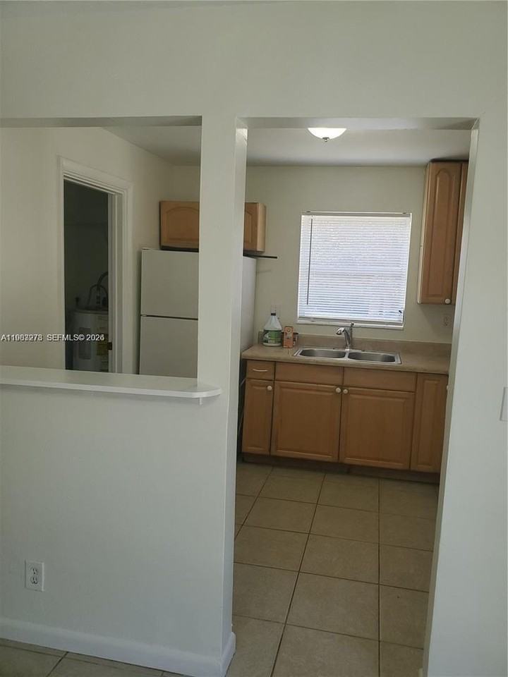 831 Sw 14th Ct - Photo 2 of 15
