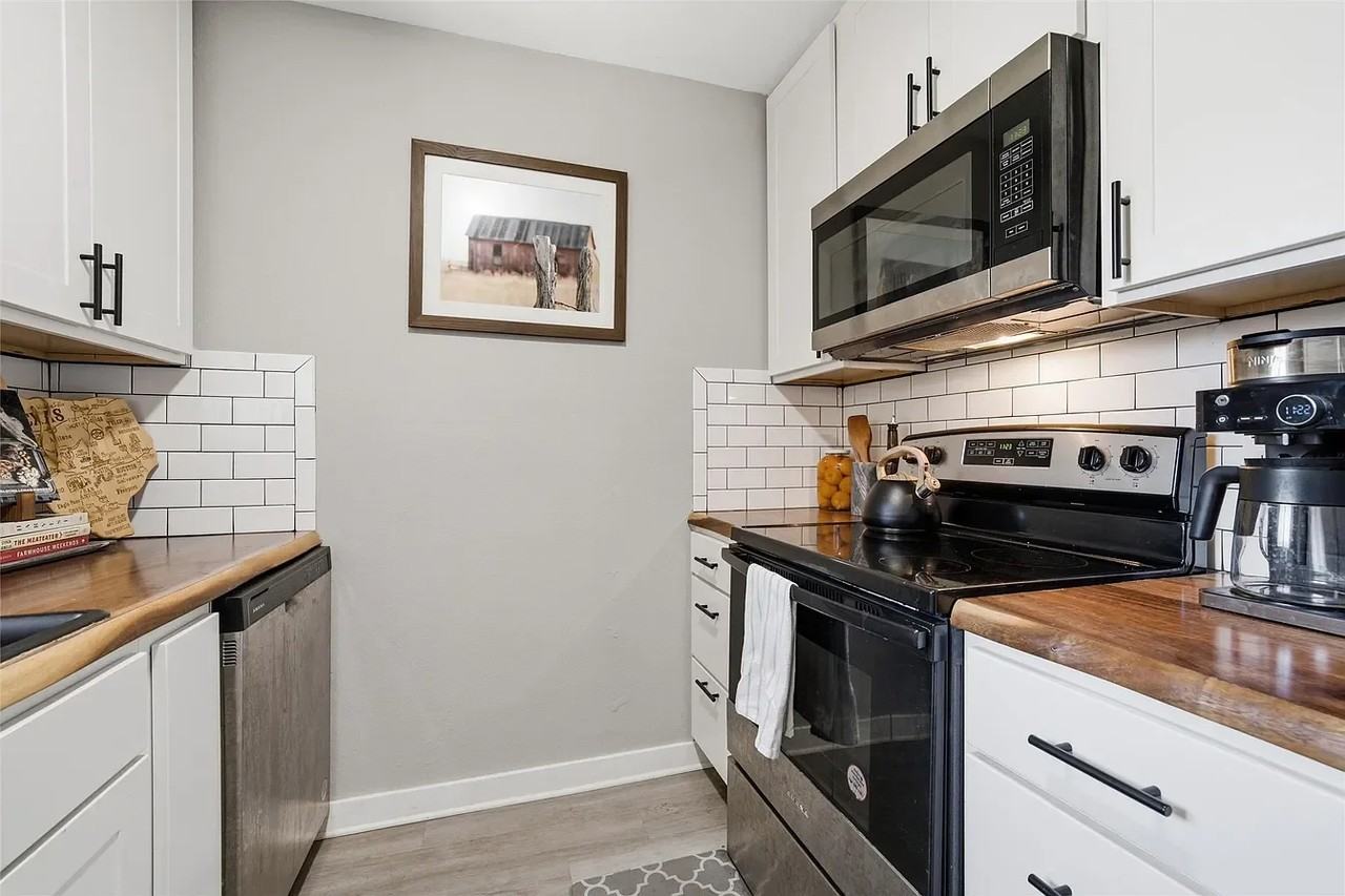 208 Queen Dr - Photo 3 of 17