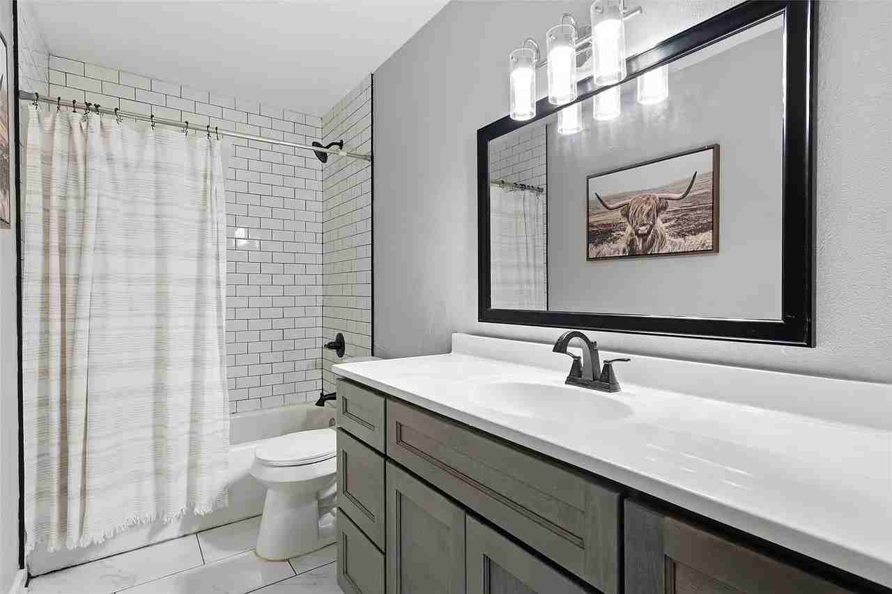 208 Queen Dr - Photo 4 of 17