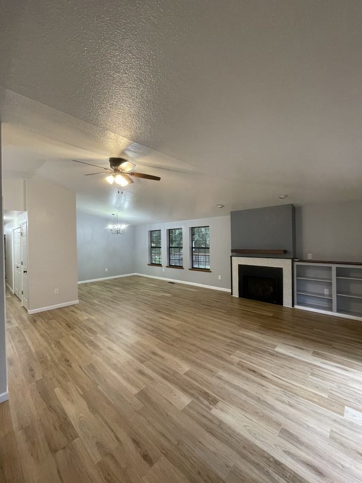 8938 49th Ct Ne - Photo 3 of 19