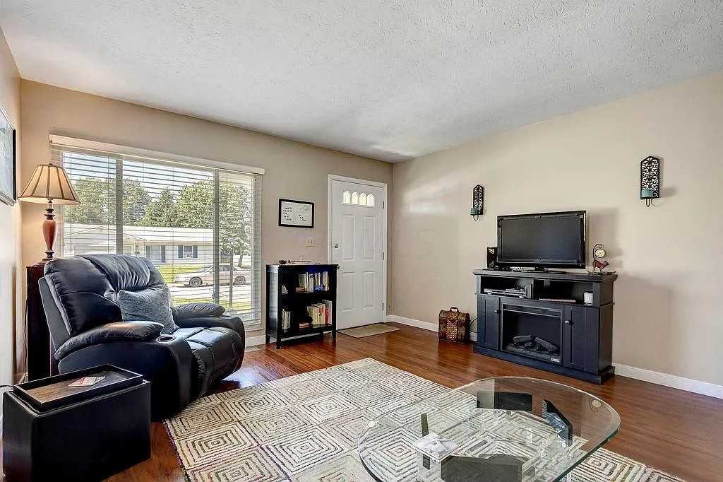 615 Palace Ln - Photo 3 of 12