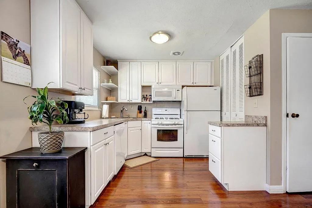 615 Palace Ln - Photo 4 of 12