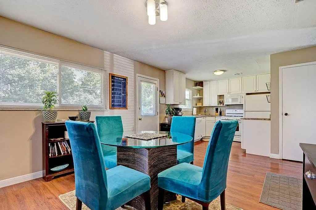 615 Palace Ln - Photo 6 of 12