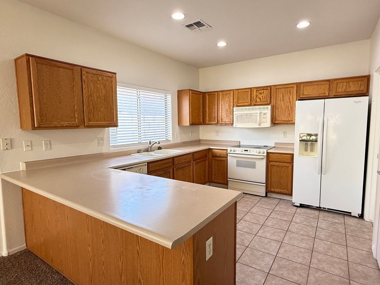 8810 W Hilton Ave - Photo 6 of 29