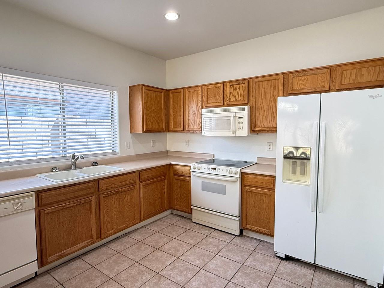 8810 W Hilton Ave - Photo 7 of 29