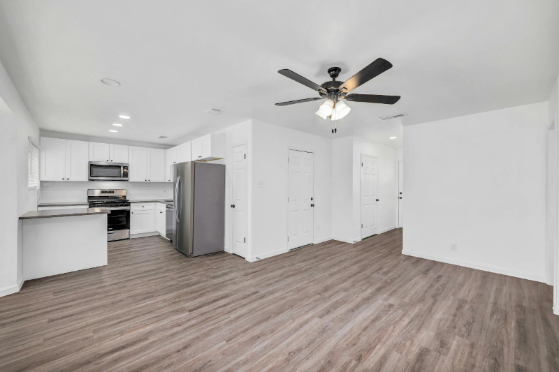 6506 King George Dr - Photo 4 of 20