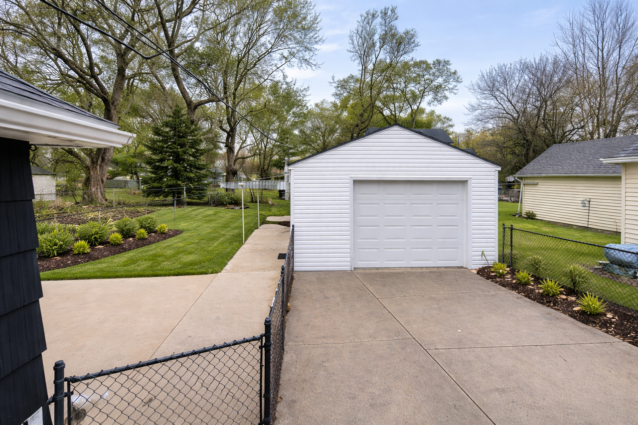 447 Hazel Ave - Photo 5 of 12