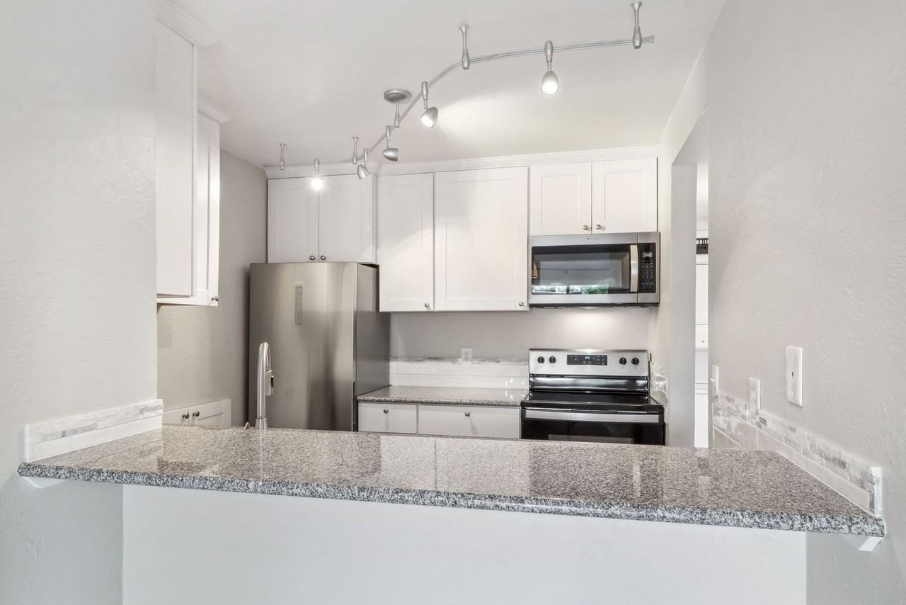 1180 S Monaco Street Pkwy - Photo 5 of 26