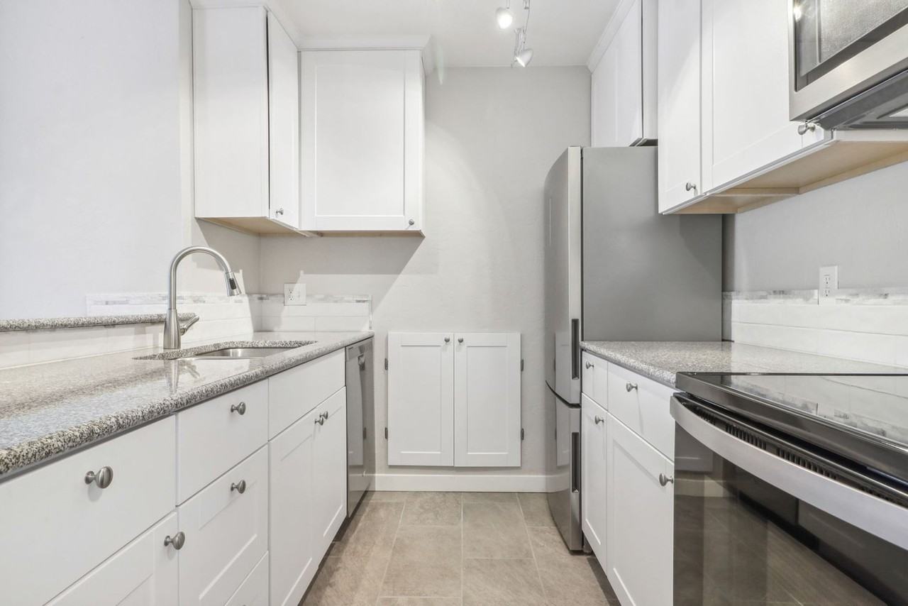 1180 S Monaco Street Pkwy - Photo 4 of 26