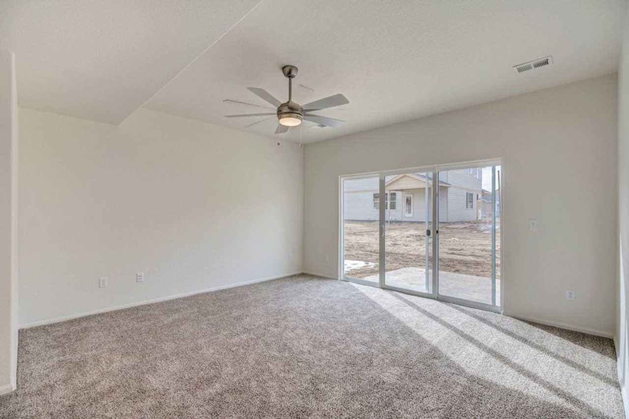 935 Mt Shavano Ave - Photo 3 of 27