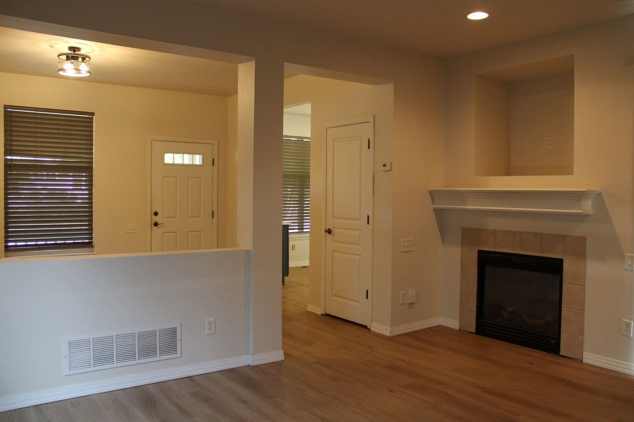 2827 Rock Creek Dr - Photo 3 of 10