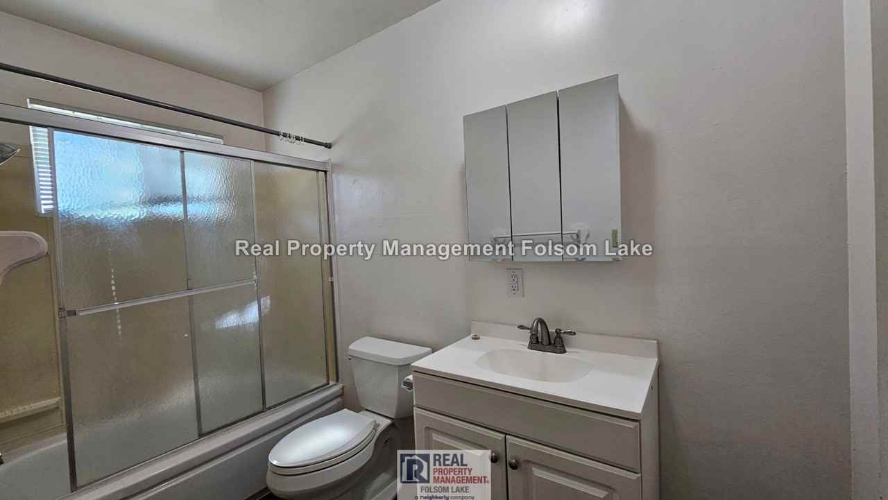 910 1/2 Mormon St #A - Photo 6 of 7