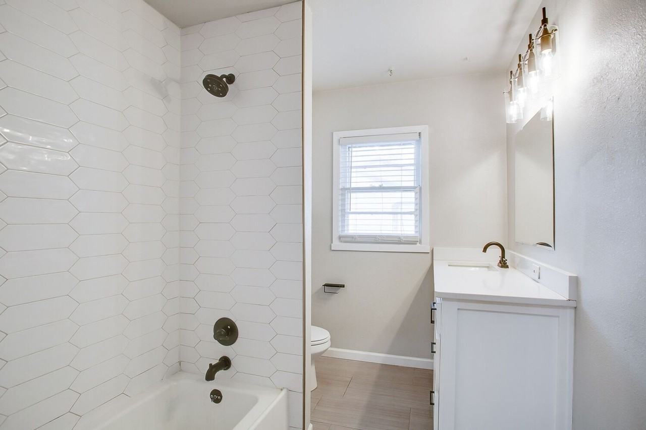 2821 27th St - Photo 2 of 14