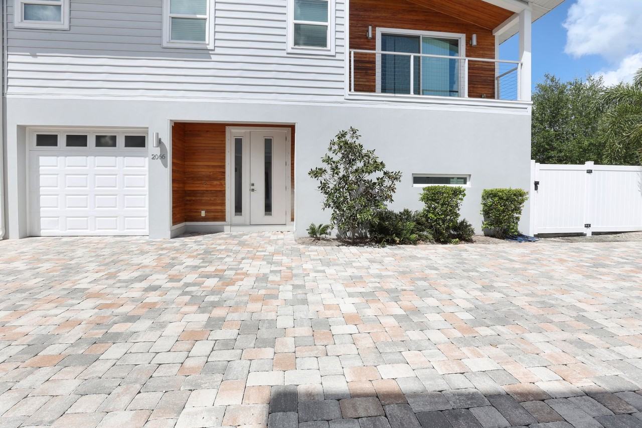 2066 Roselawn St - Photo 2 of 23