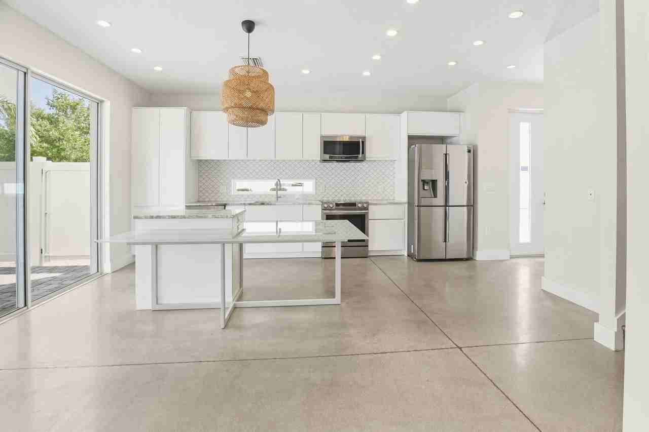 2066 Roselawn St - Photo 4 of 23