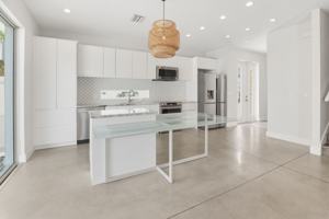 featured image of 2066 Roselawn St