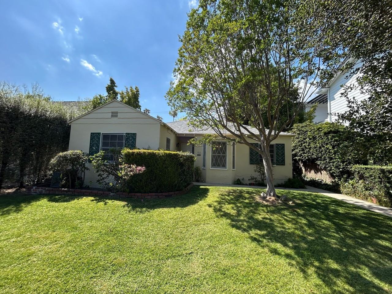 4313 Bakman Ave - Photo 3 of 34