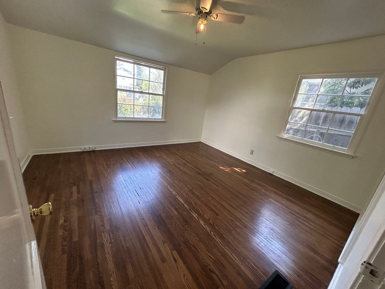 4313 Bakman Ave - Photo 4 of 34