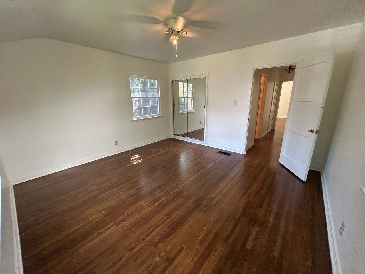 4313 Bakman Ave - Photo 6 of 34