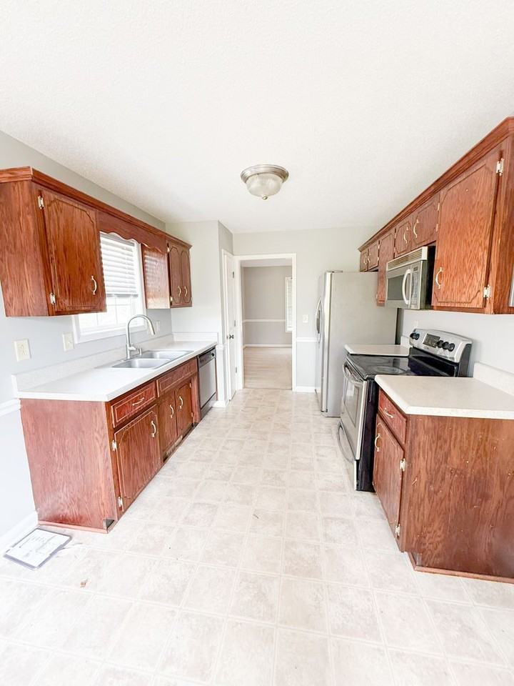 2621 Green Briar Dr - Photo 4 of 13