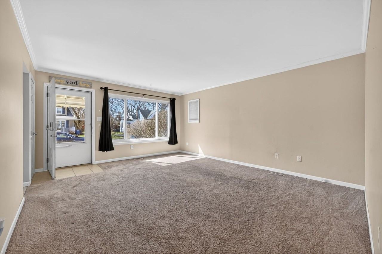 35046 Rosslyn St - Photo 3 of 16