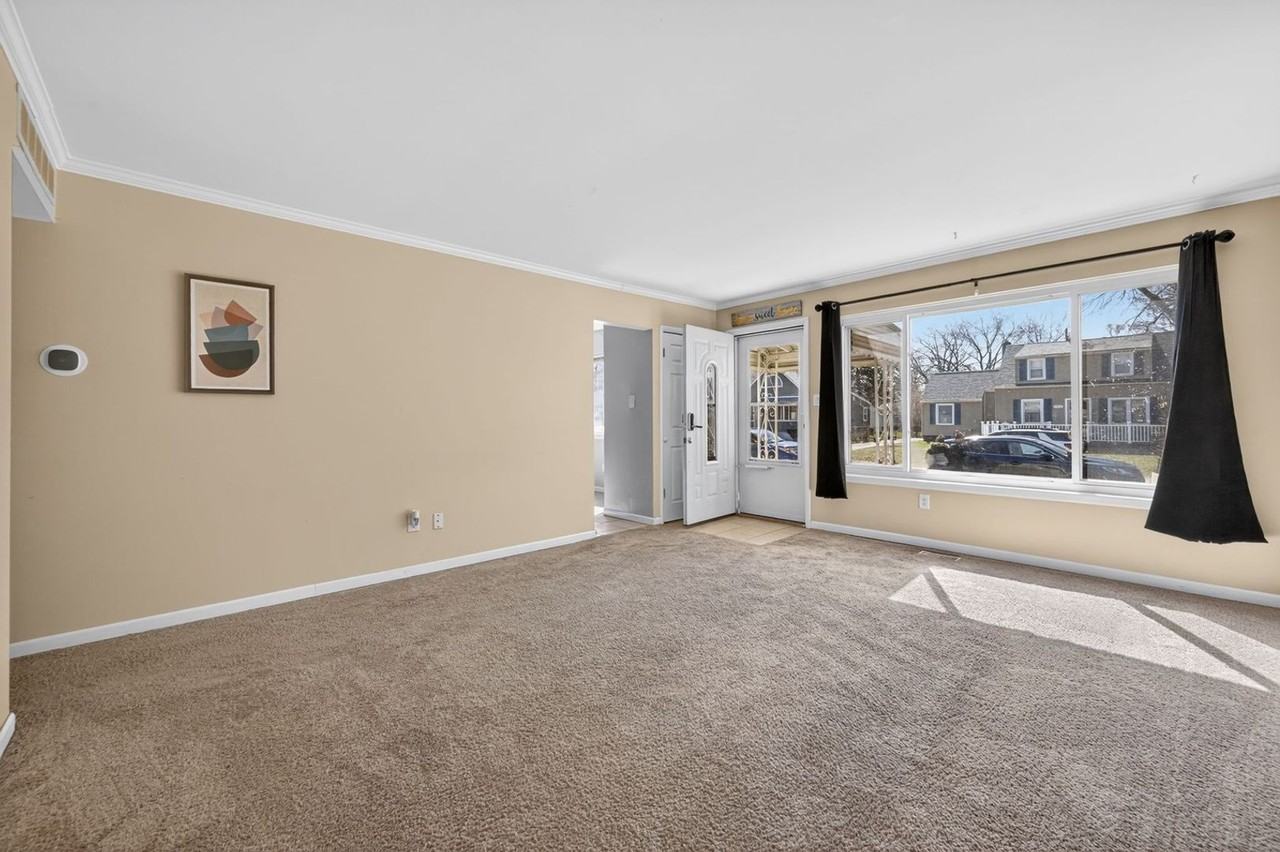 35046 Rosslyn St - Photo 4 of 16