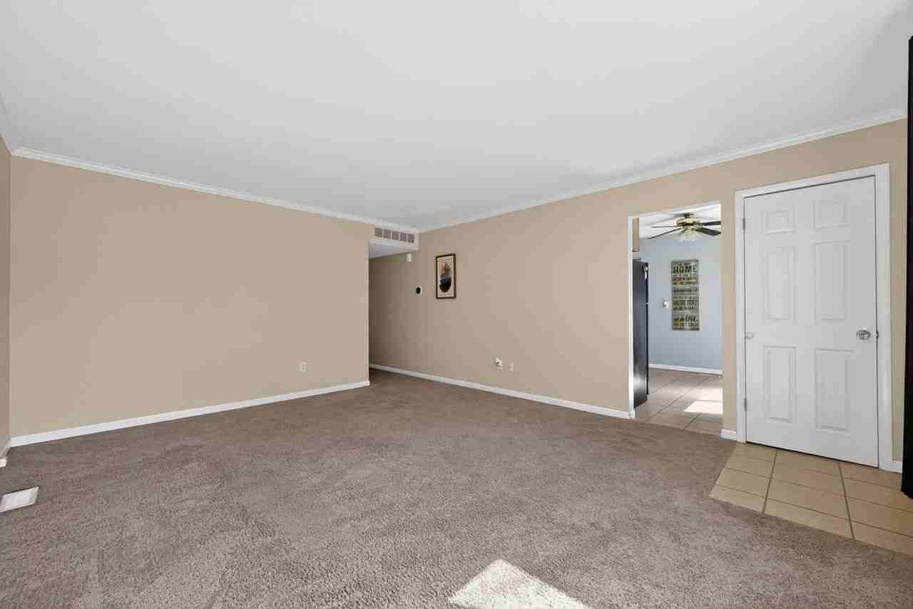 35046 Rosslyn St - Photo 5 of 16