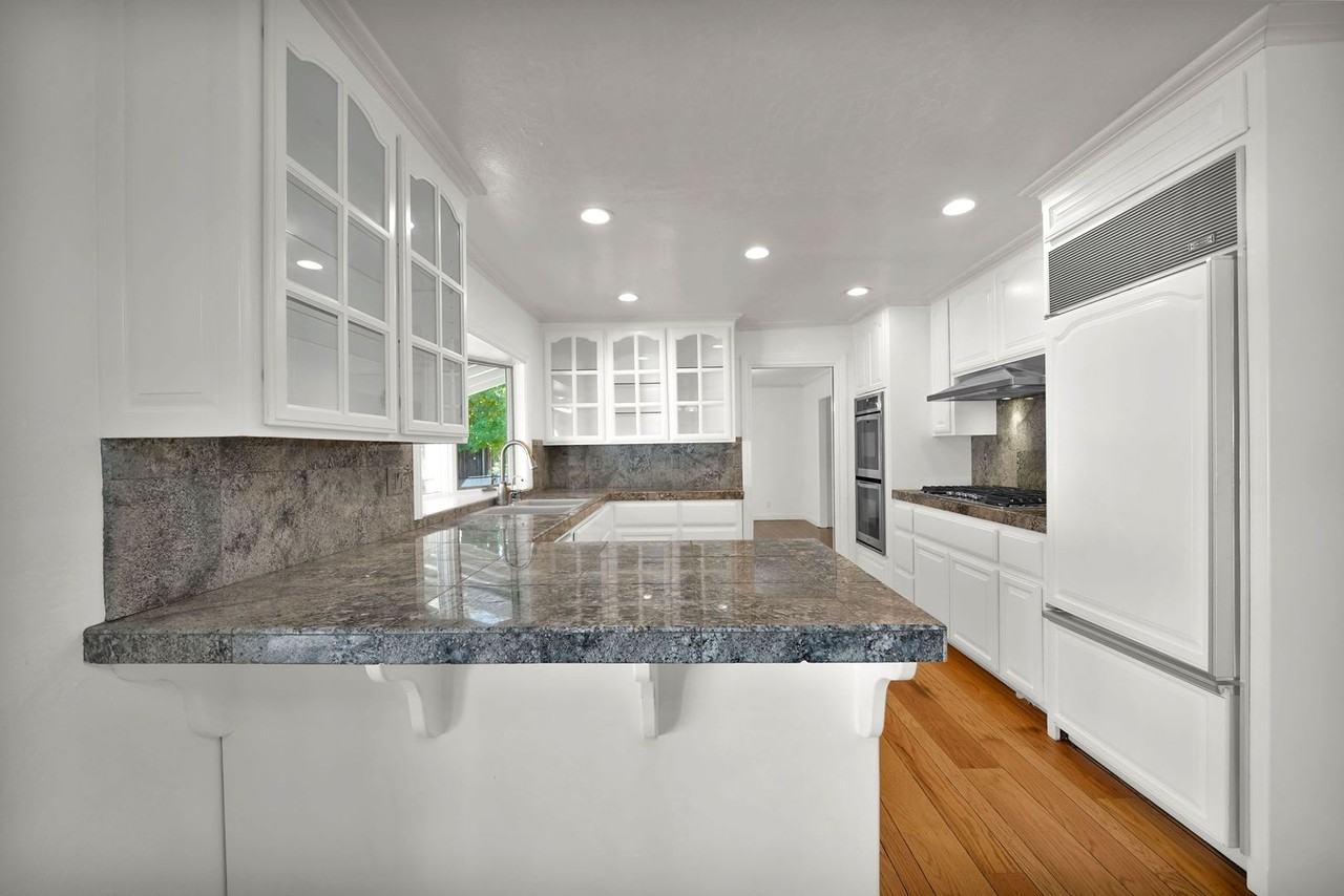 12651 Kinman Ct - Photo 4 of 32