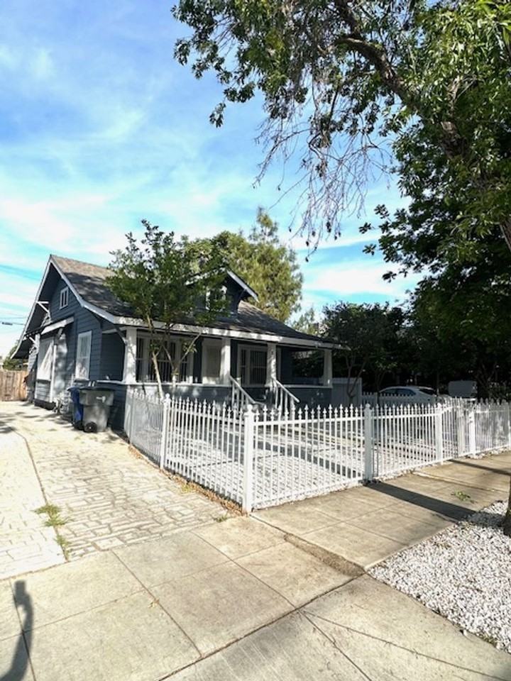 815 N College Ave - Photo 3 of 24