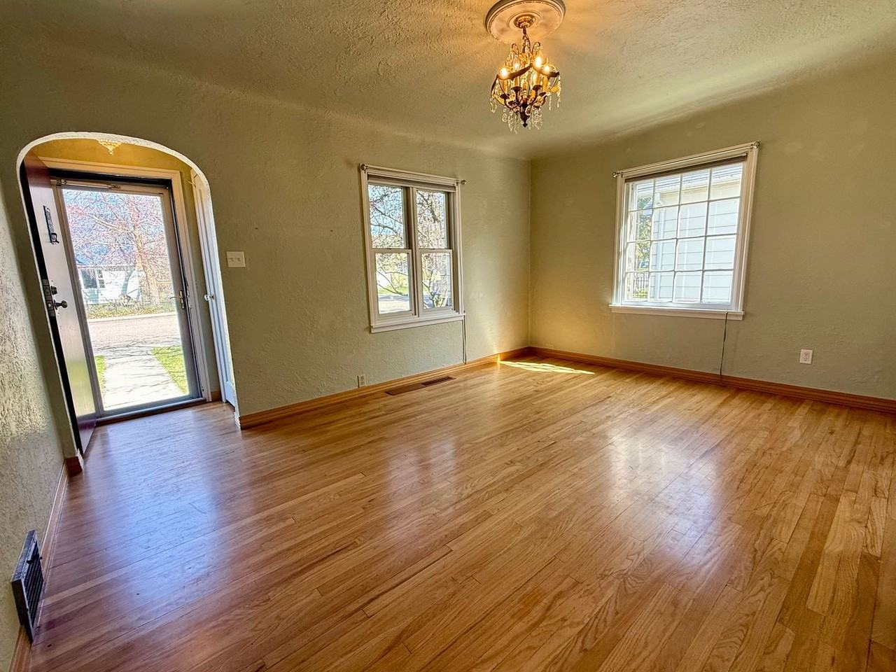 221 North Ave E - Photo 6 of 36