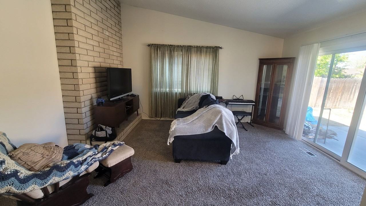 4295 Spring Dr - Photo 5 of 20