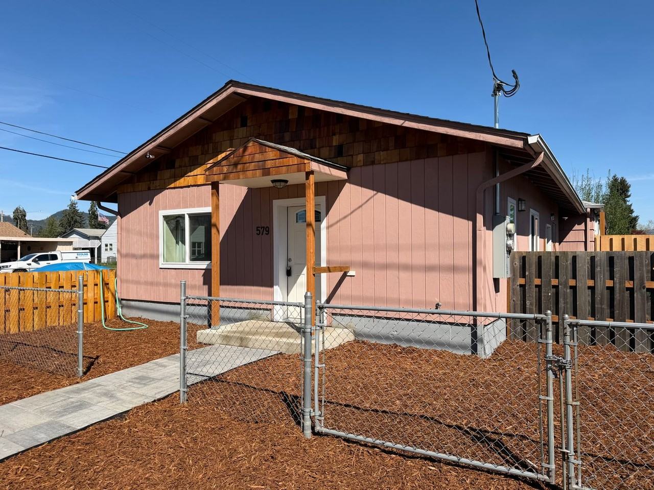 579 51st St - Photo 2 of 25