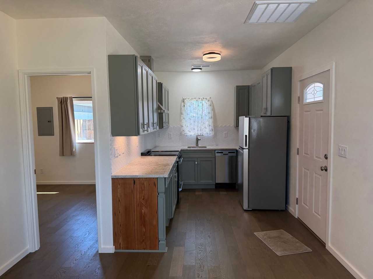 579 51st St - Photo 5 of 25