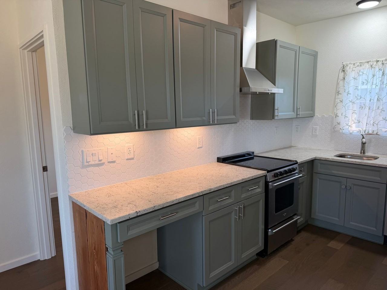 579 51st St - Photo 6 of 25