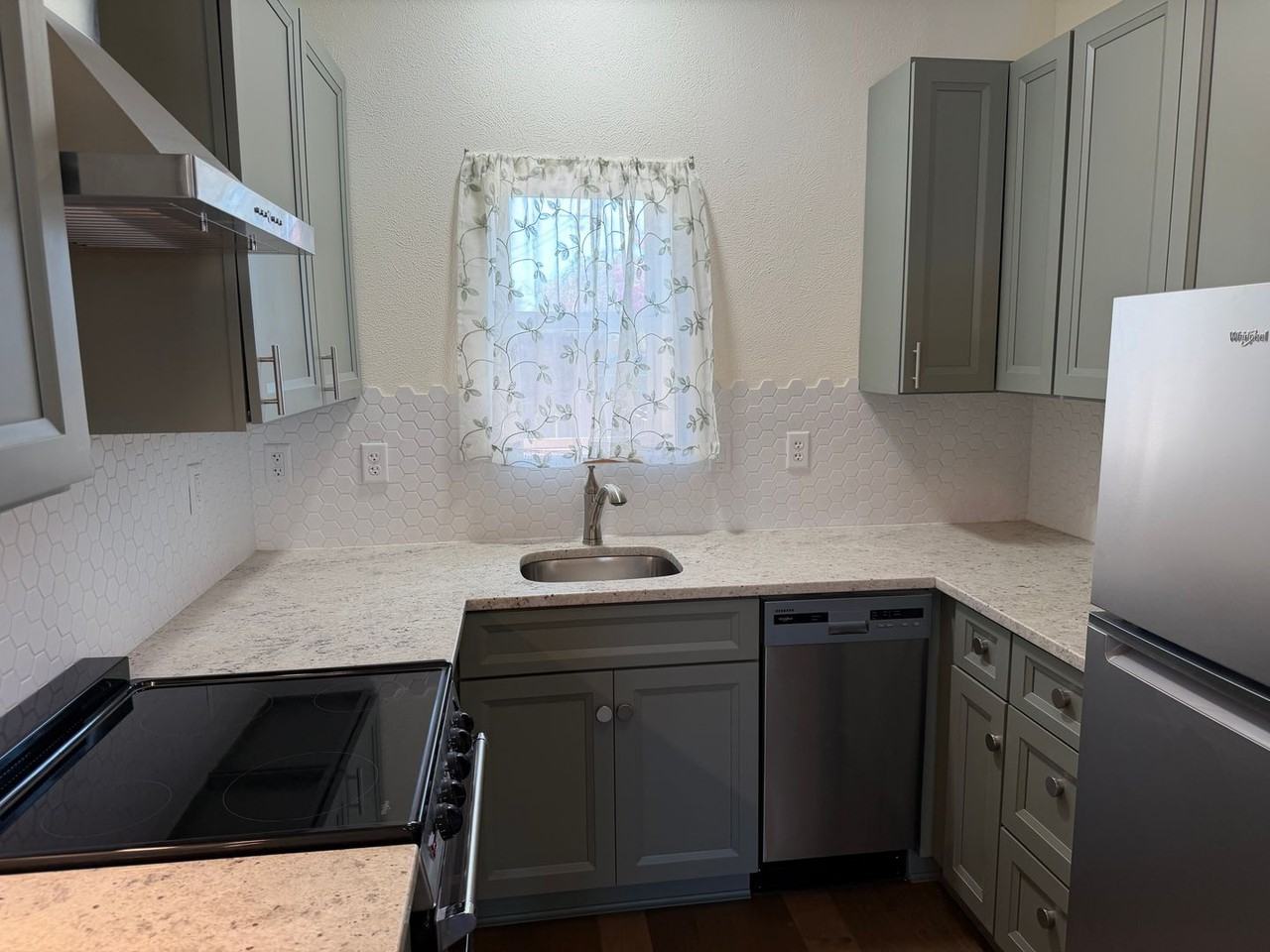 579 51st St - Photo 7 of 25