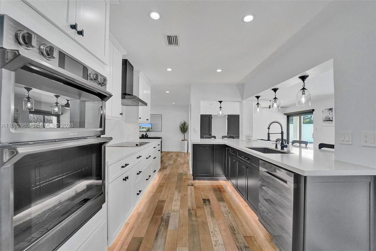 915 Nw 7th St - Photo 2 of 20