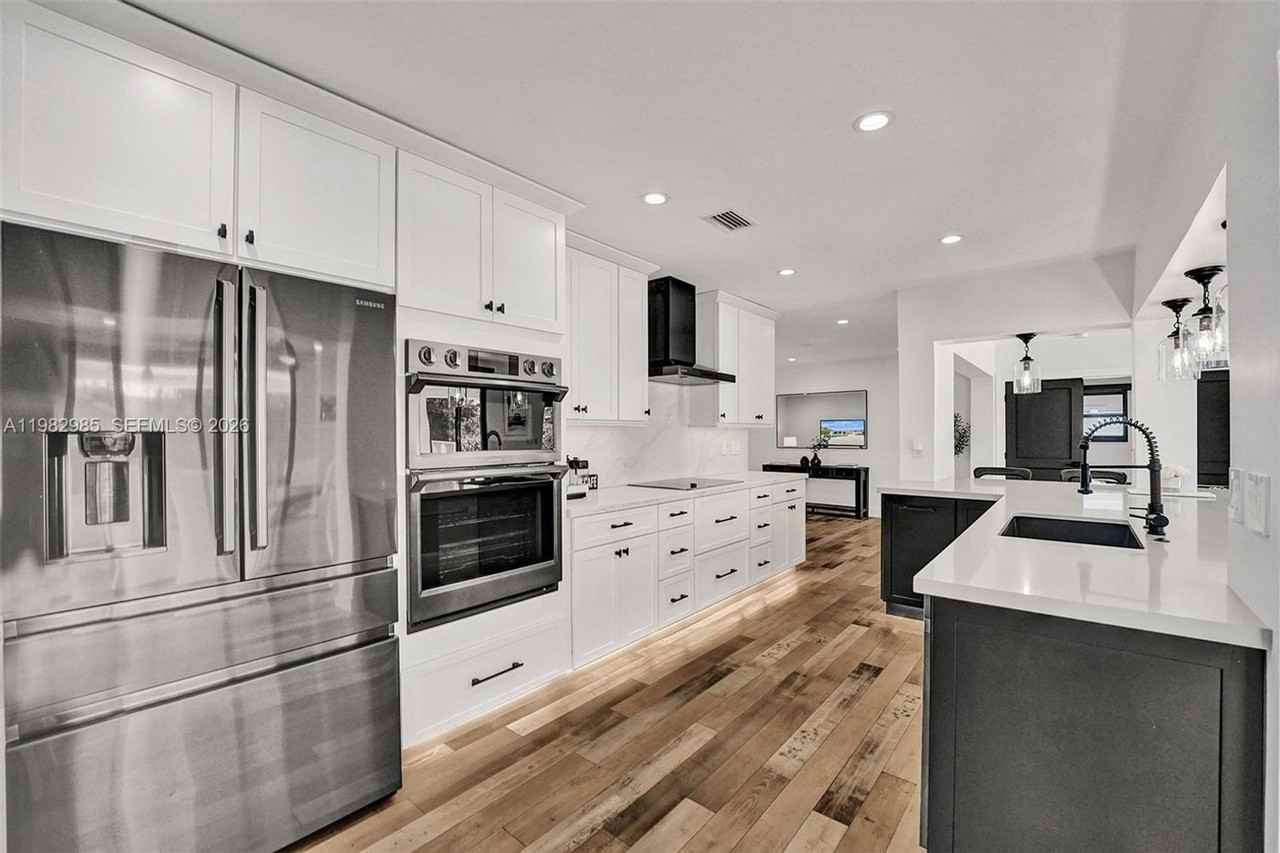 915 Nw 7th St - Photo 3 of 20
