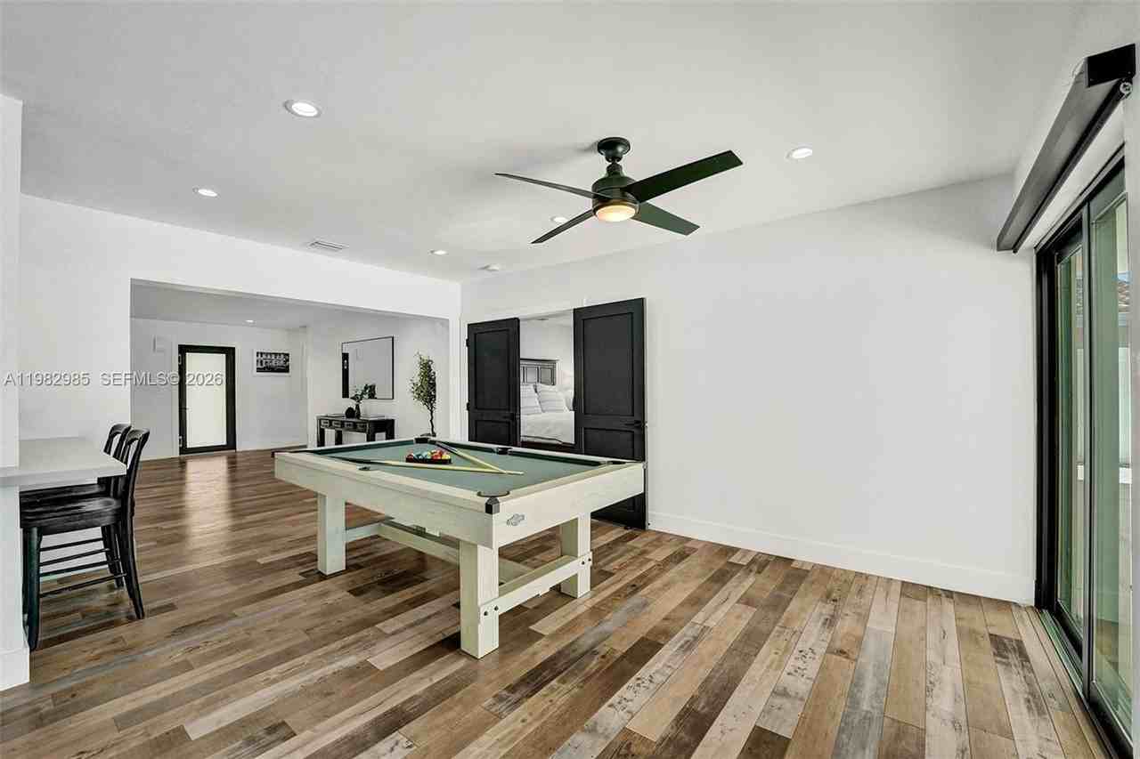 915 Nw 7th St - Photo 6 of 20