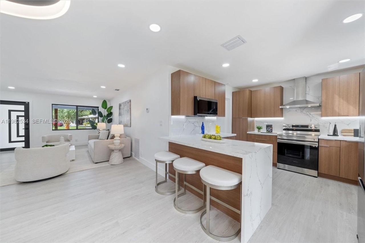 1305 N 31st Rd - Photo 2 of 13