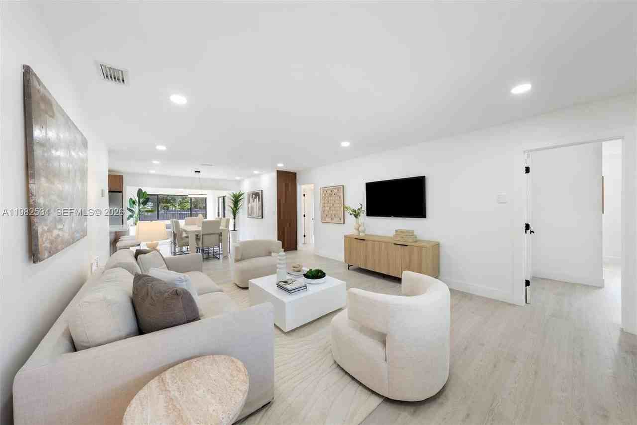 1305 N 31st Rd - Photo 3 of 13