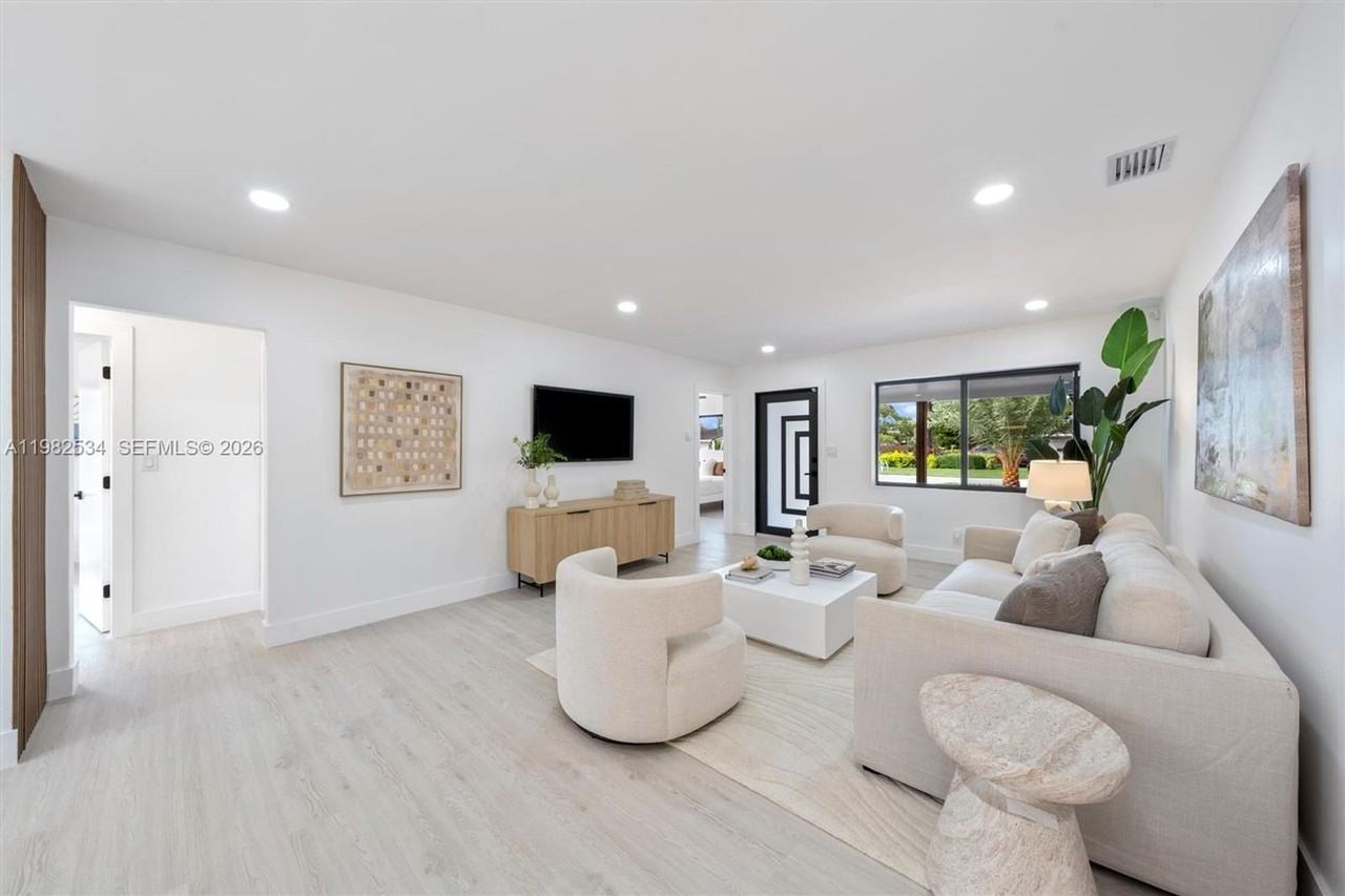 1305 N 31st Rd - Photo 4 of 13