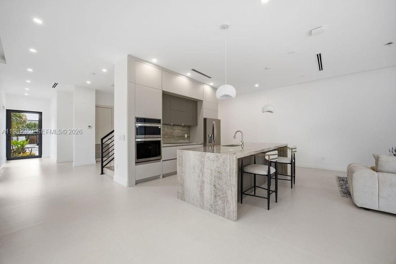 1321 Ne 13th Ave - Photo 3 of 19