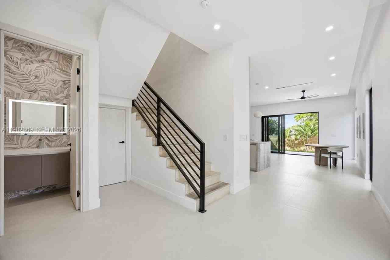 1321 Ne 13th Ave - Photo 5 of 19