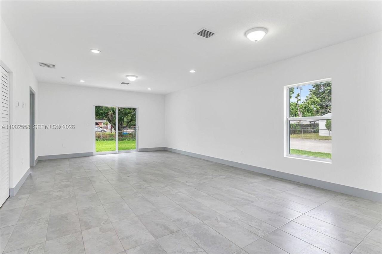 2360 Nw 14th St - Photo 2 of 10