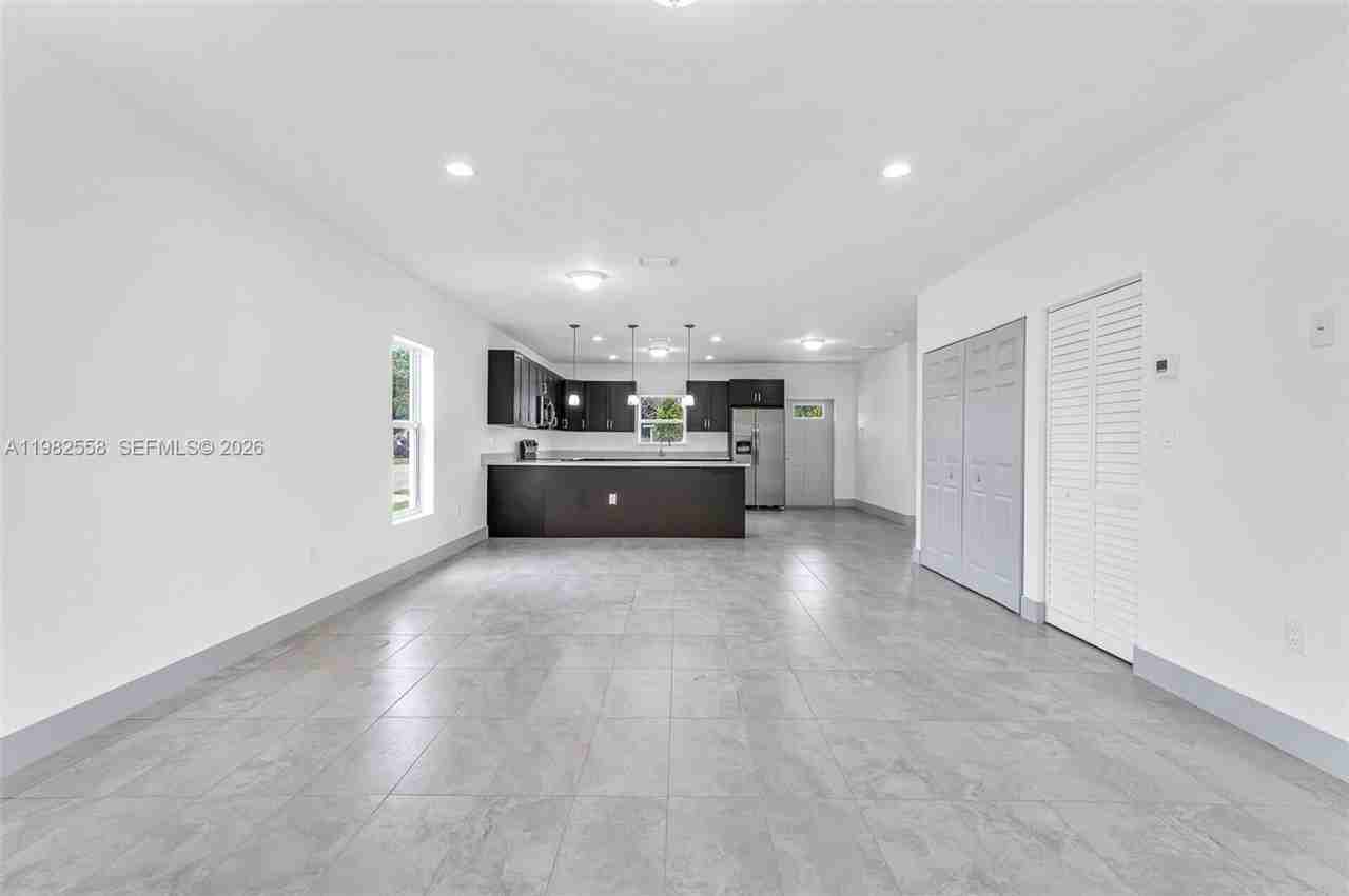 2360 Nw 14th St - Photo 3 of 10